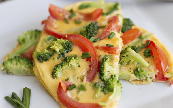 Tortilla francesa con brócoli y tomate