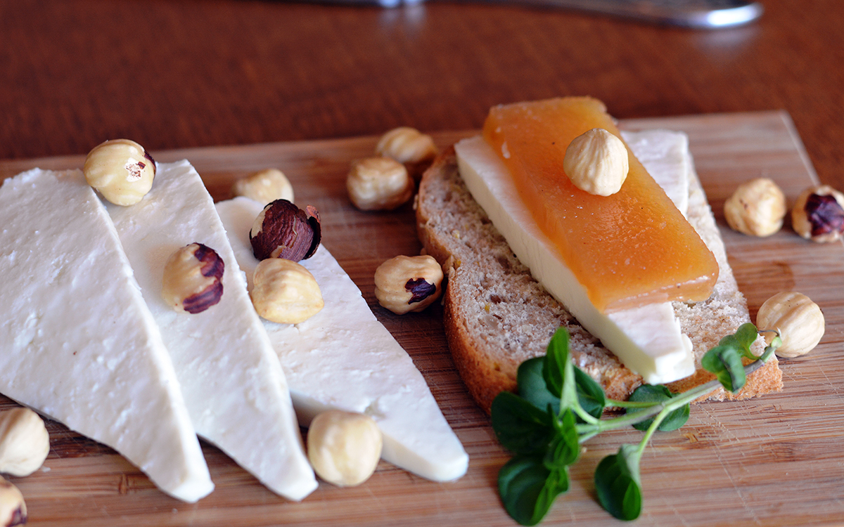 Tosta de membrillo, queso fresco y avellanas