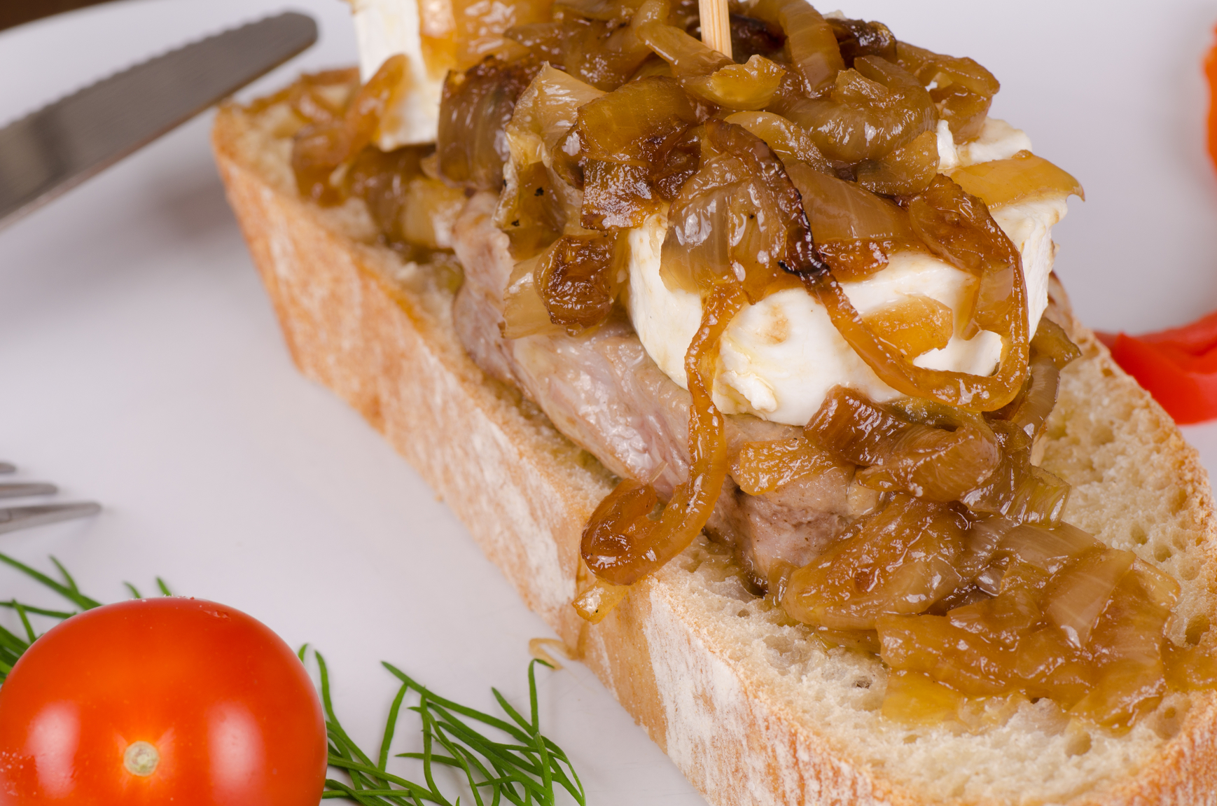 Tosta de queso de cabra con chalota caramelizada