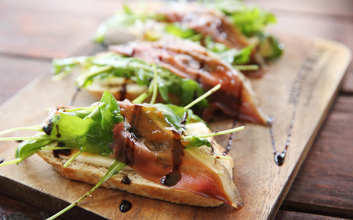 Tosta de jamón de pato con queso y rúcola