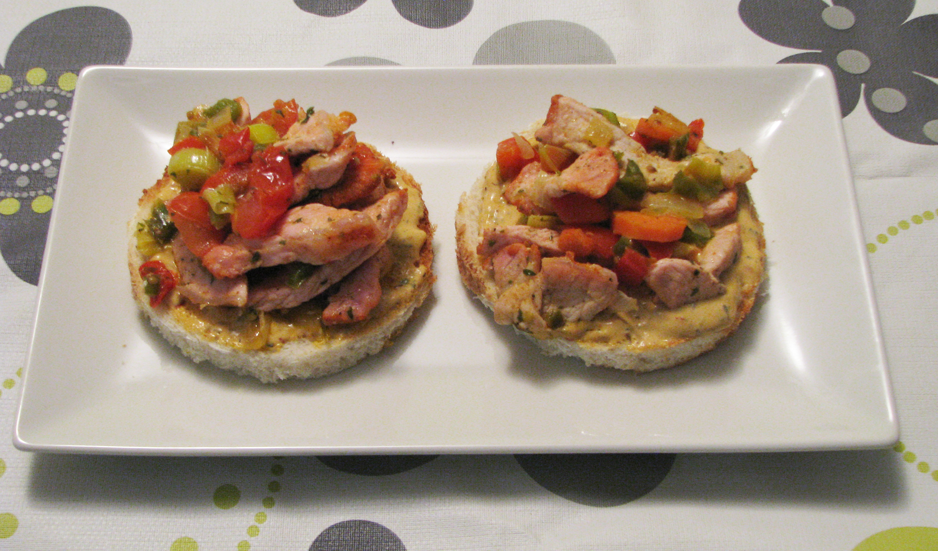 Tosta de lomo con verduras y salsa barbacoa