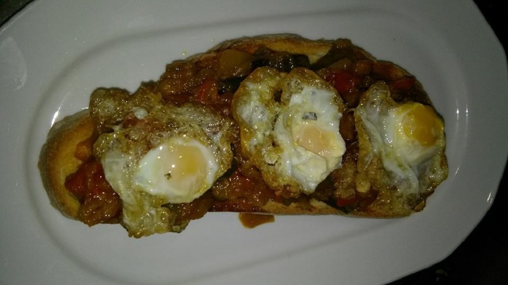 TOSTA DE PISTO CON HUEVOS DE CODORNIZ