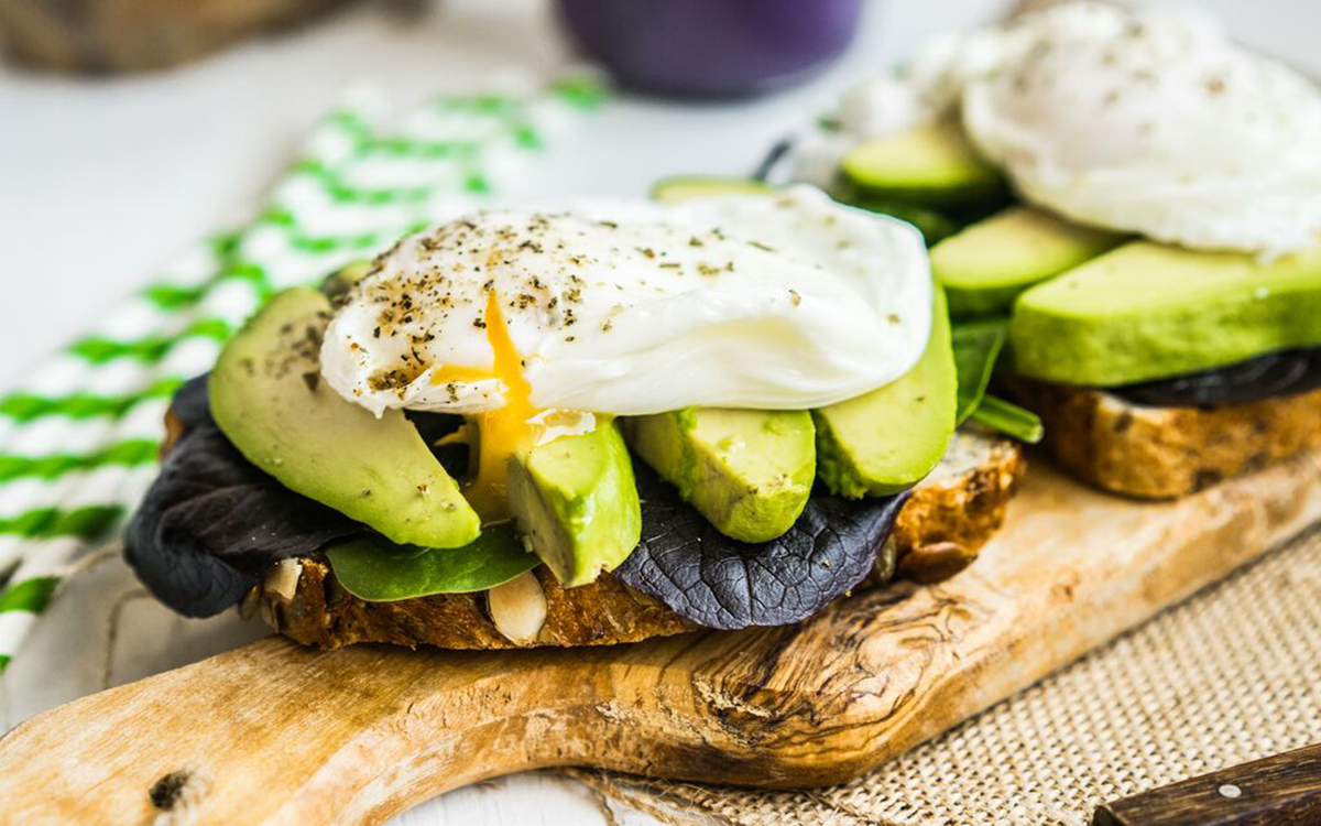 Tosta de aguacate y huevo poché