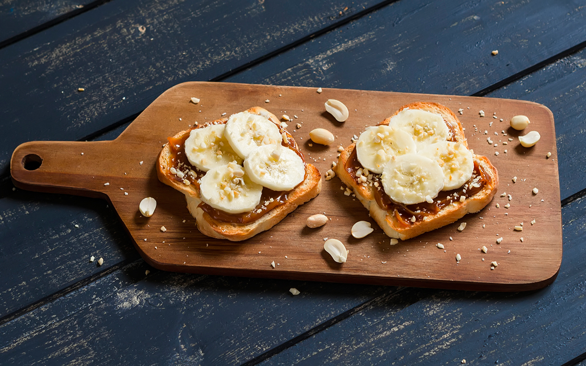 Tostadas con crema de cacahuete