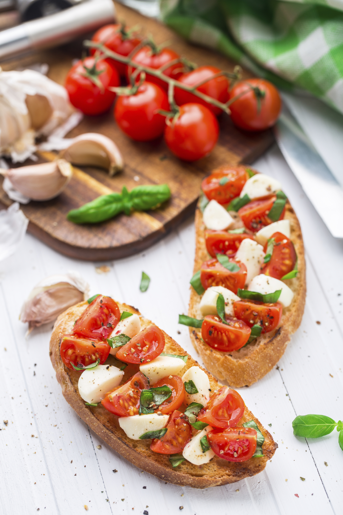 Tostada de queso mozzarella y tomate