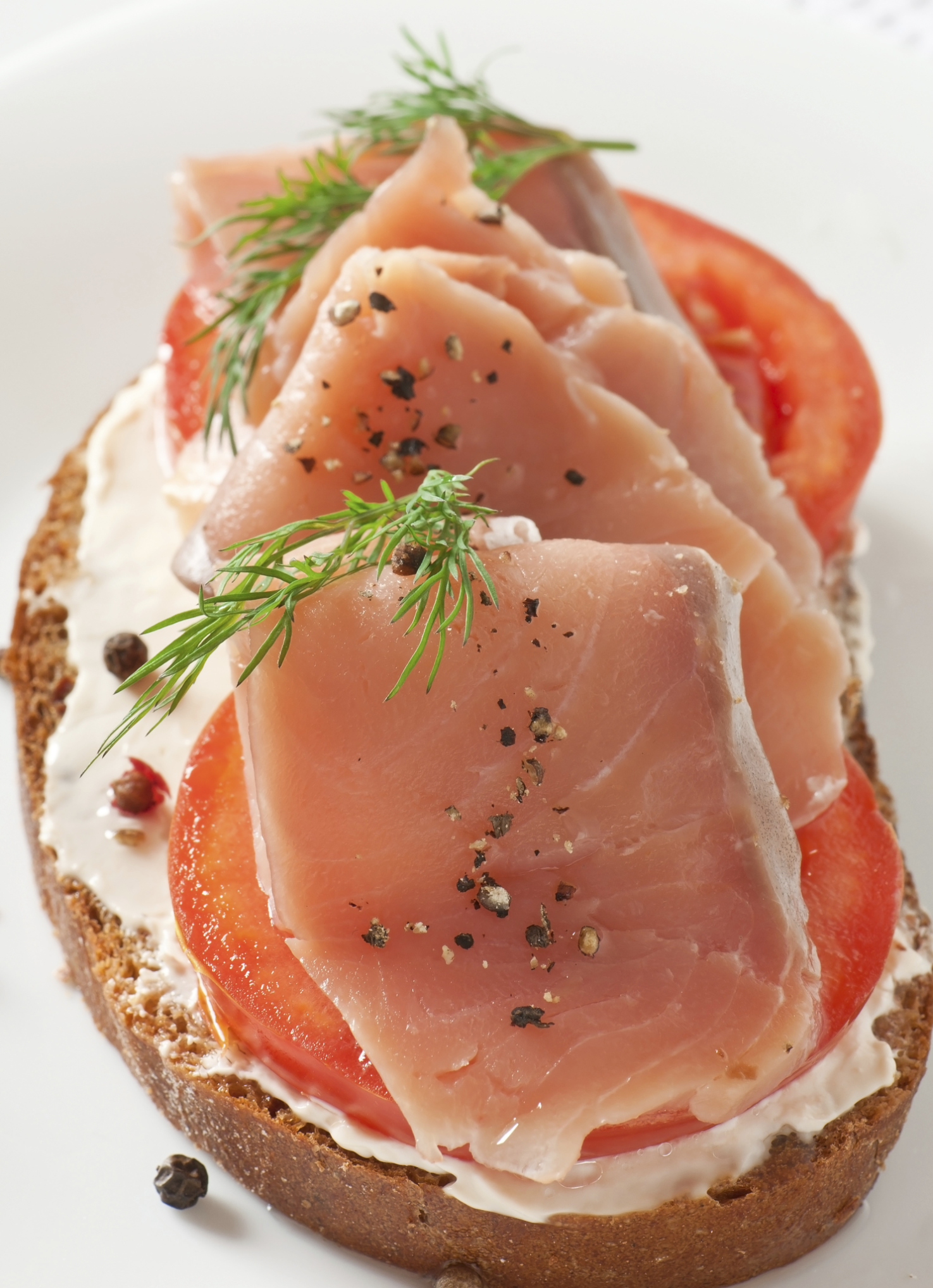 Tostas de salmón, queso y tomate