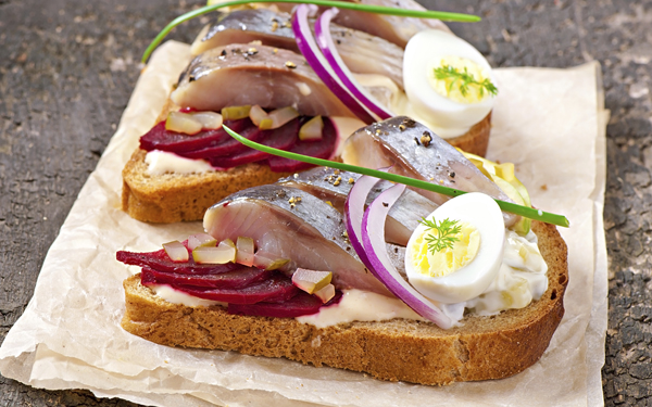 Tostas de caballa con encurtidos y huevos de codorniz