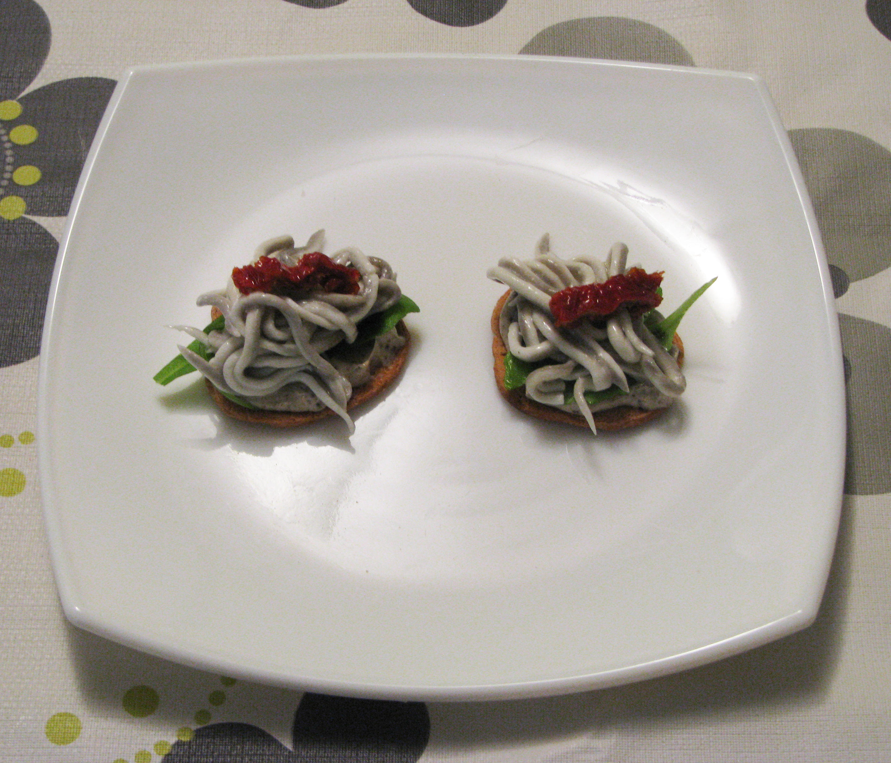 Tosta de gulas con mayonesa de ajo negro