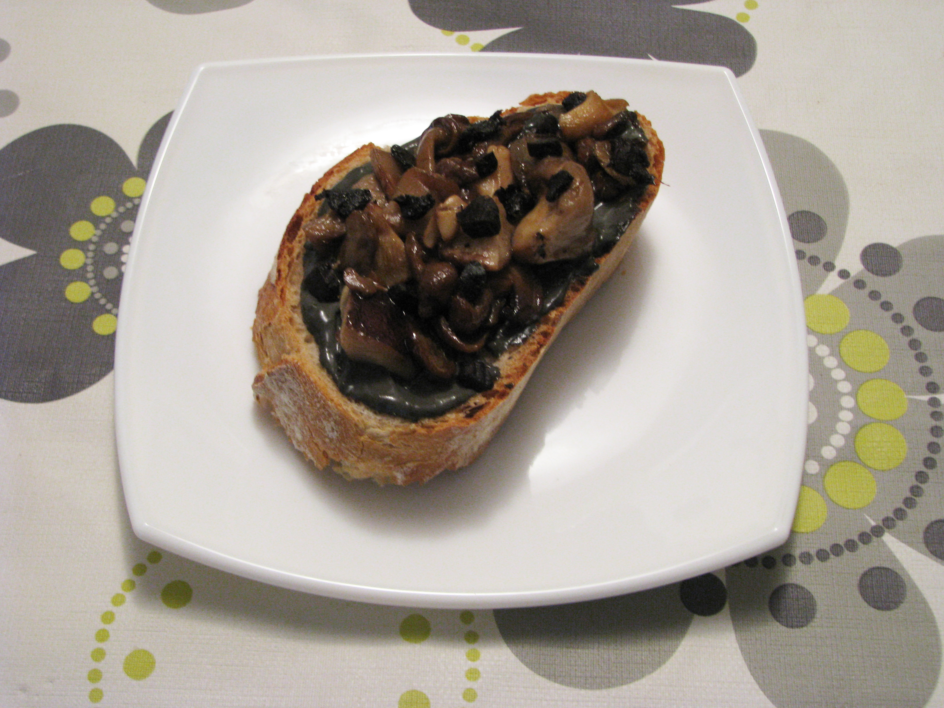 Tosta de champiñones con alioli negro