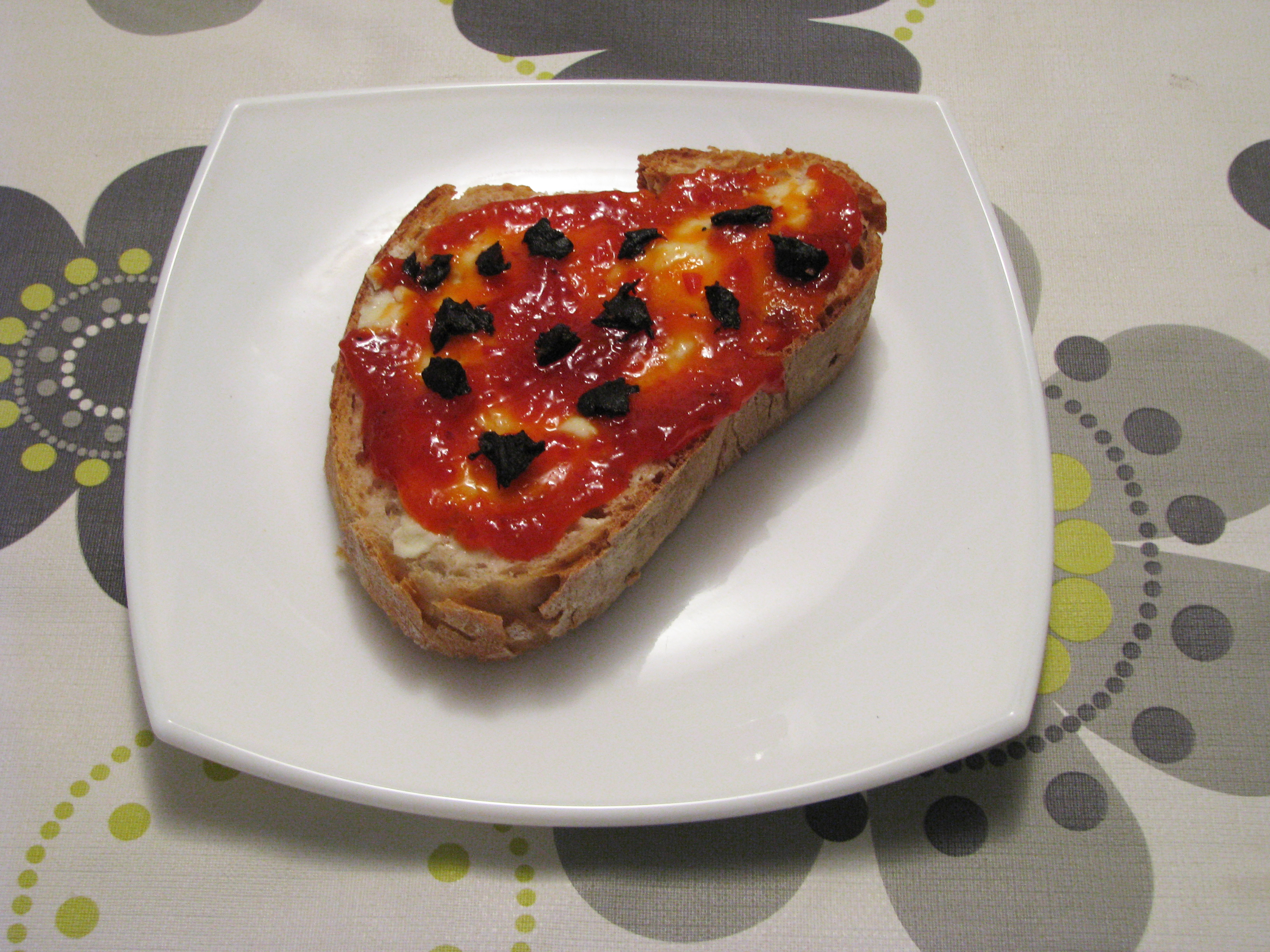 Tosta de queso Camembert, mermelada de piquillos y ajo negro