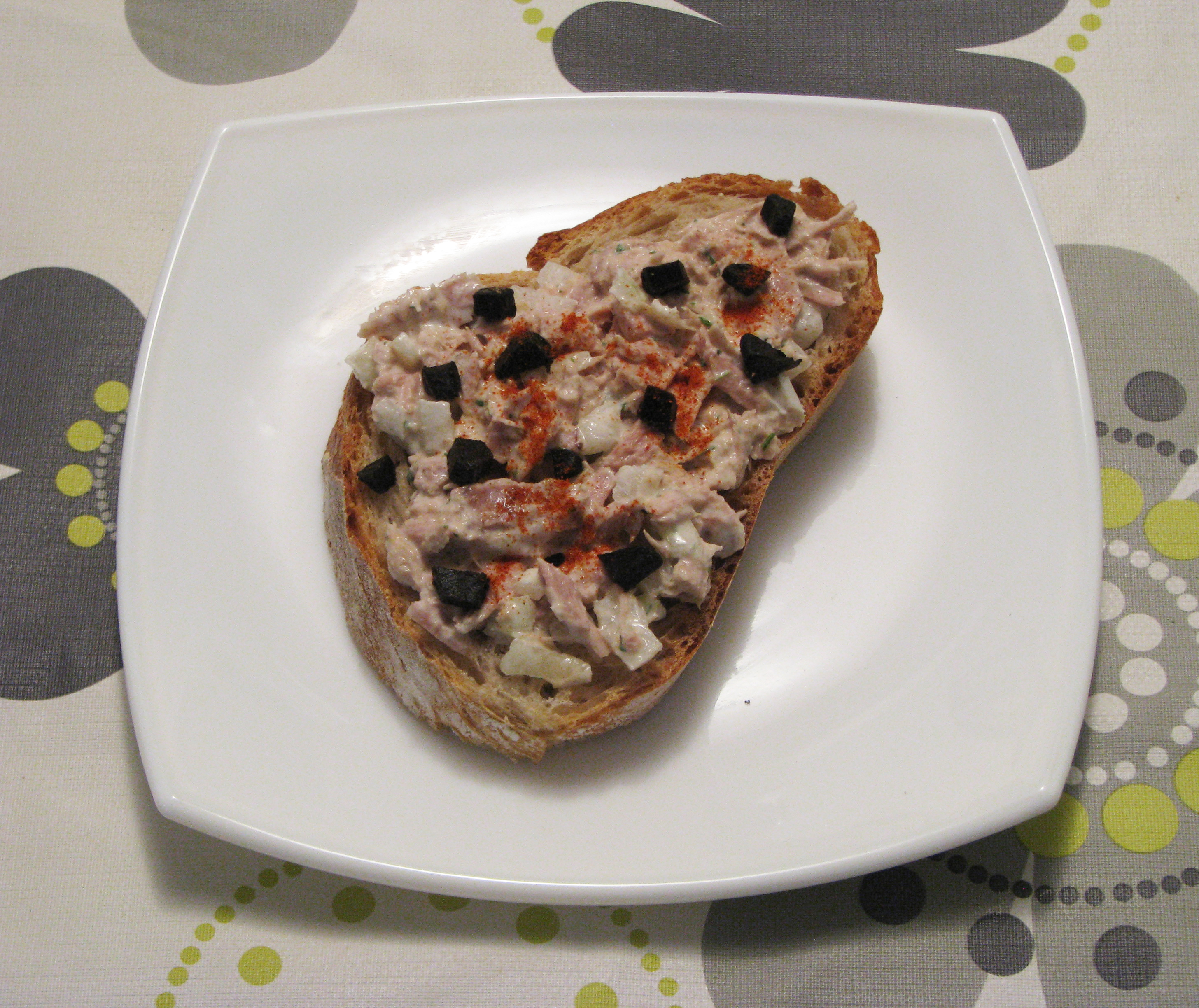 Tosta de atún con alioli y ajo negro