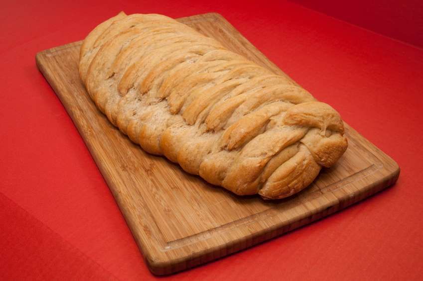 Trenza de hojaldre con salchichón y dátiles