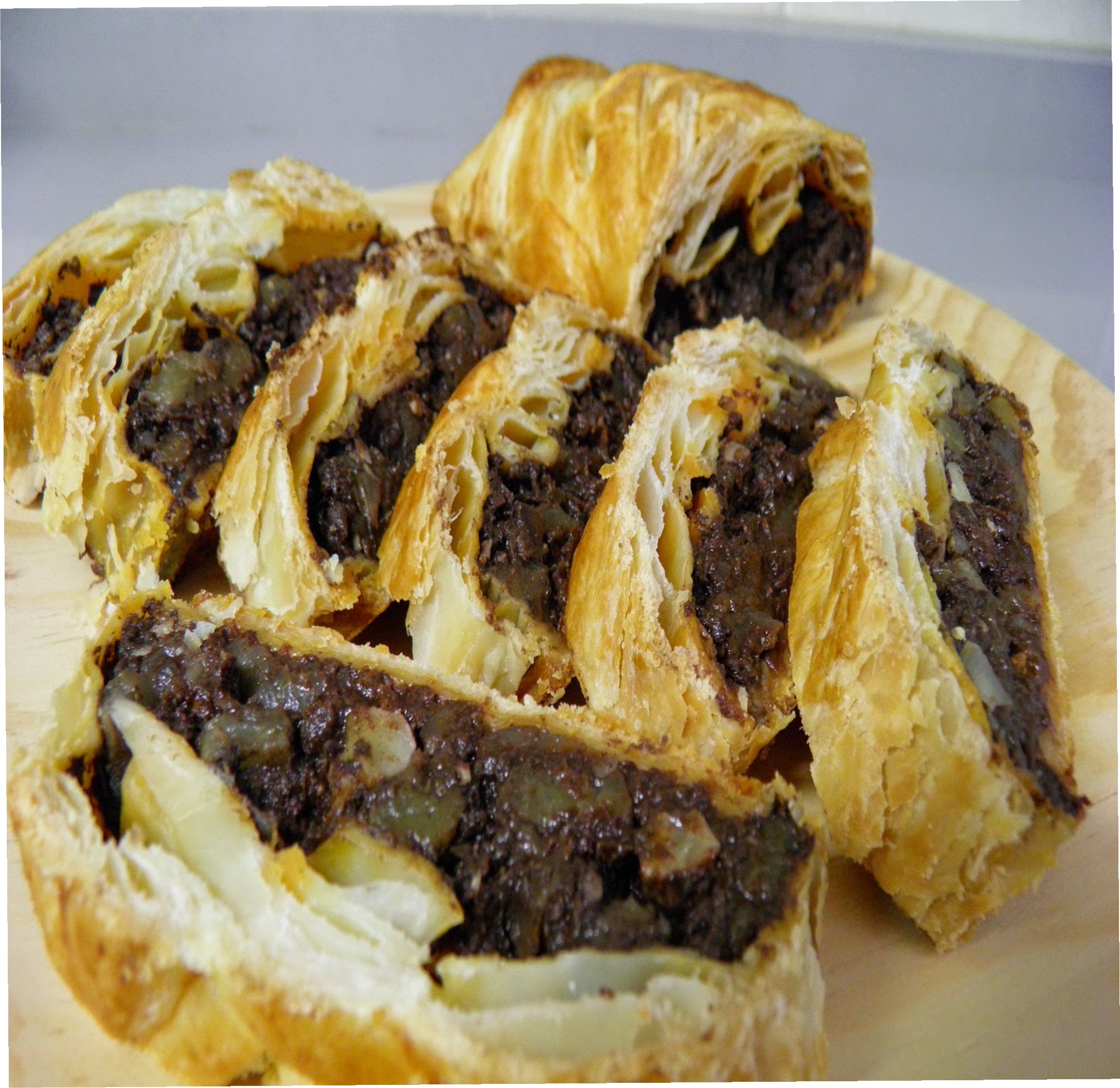 TRENZA DE HOJALDRE RELLENA DE MORCILLA DE TEROR