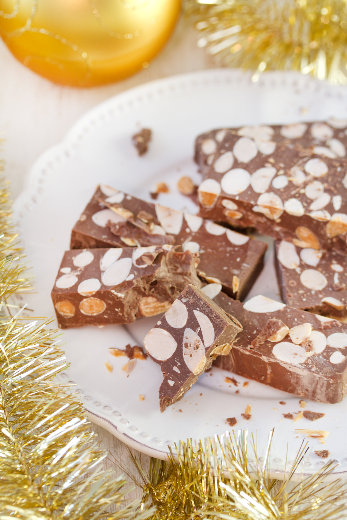 Turrón casero de chocolate con frutos secos