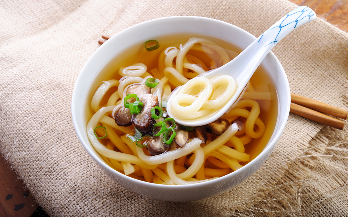 Sopa de fideos udon con setas