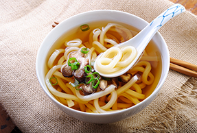 Sopa de fideos udon con setas Sopa de fideos udon con setas