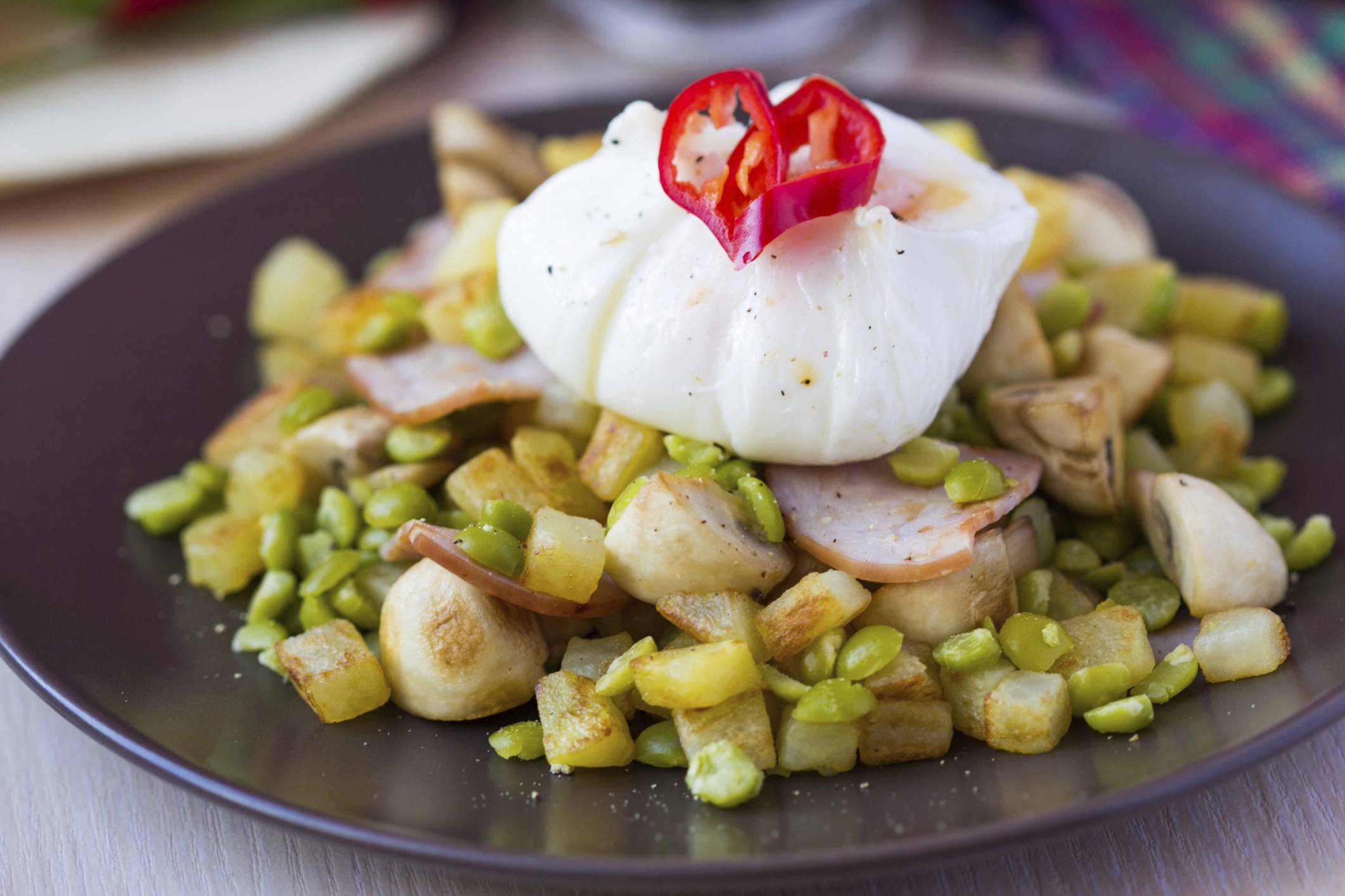 Verduras con patatas y huevos escalfados