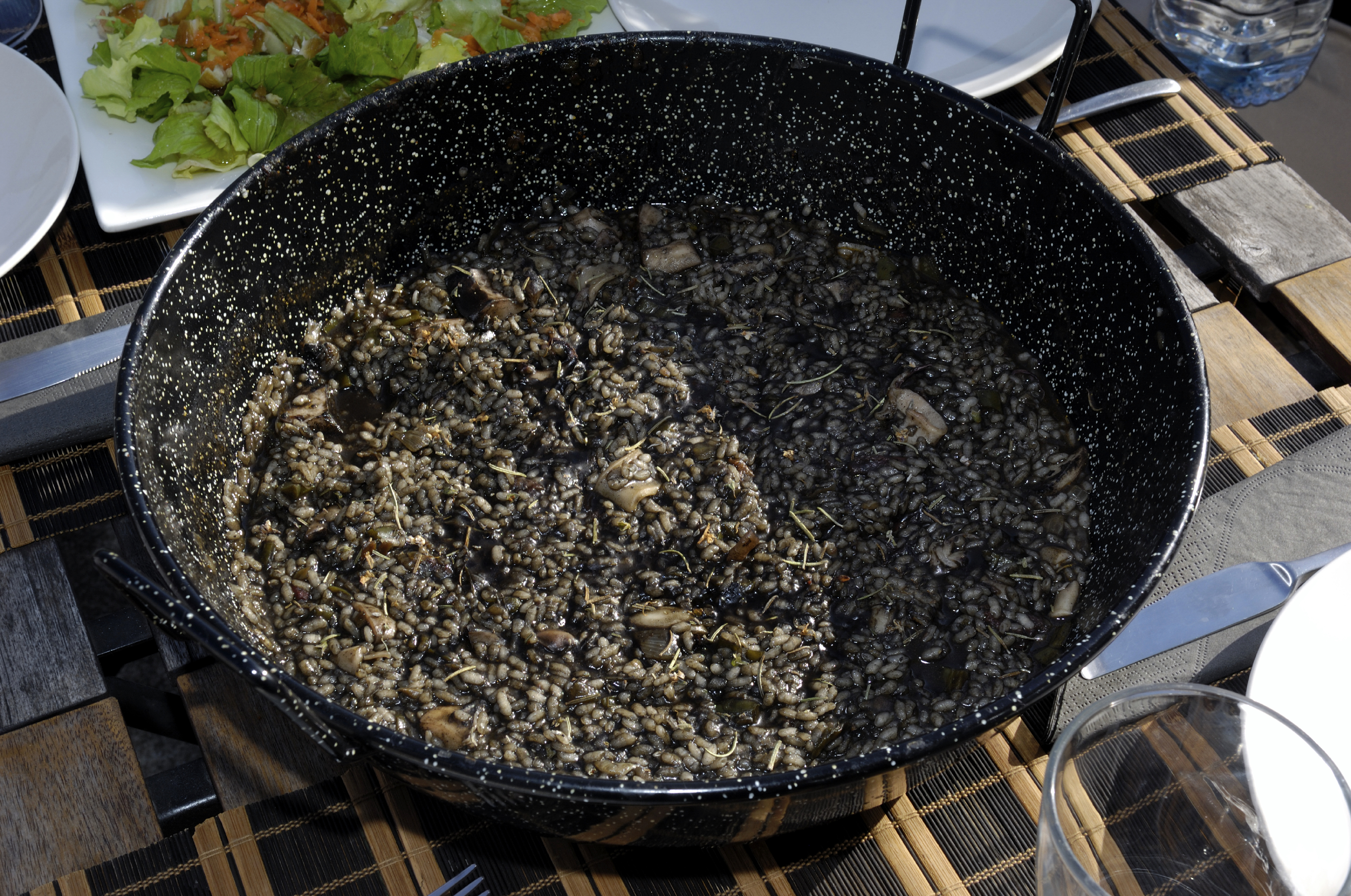 Arroz negro con chipirones