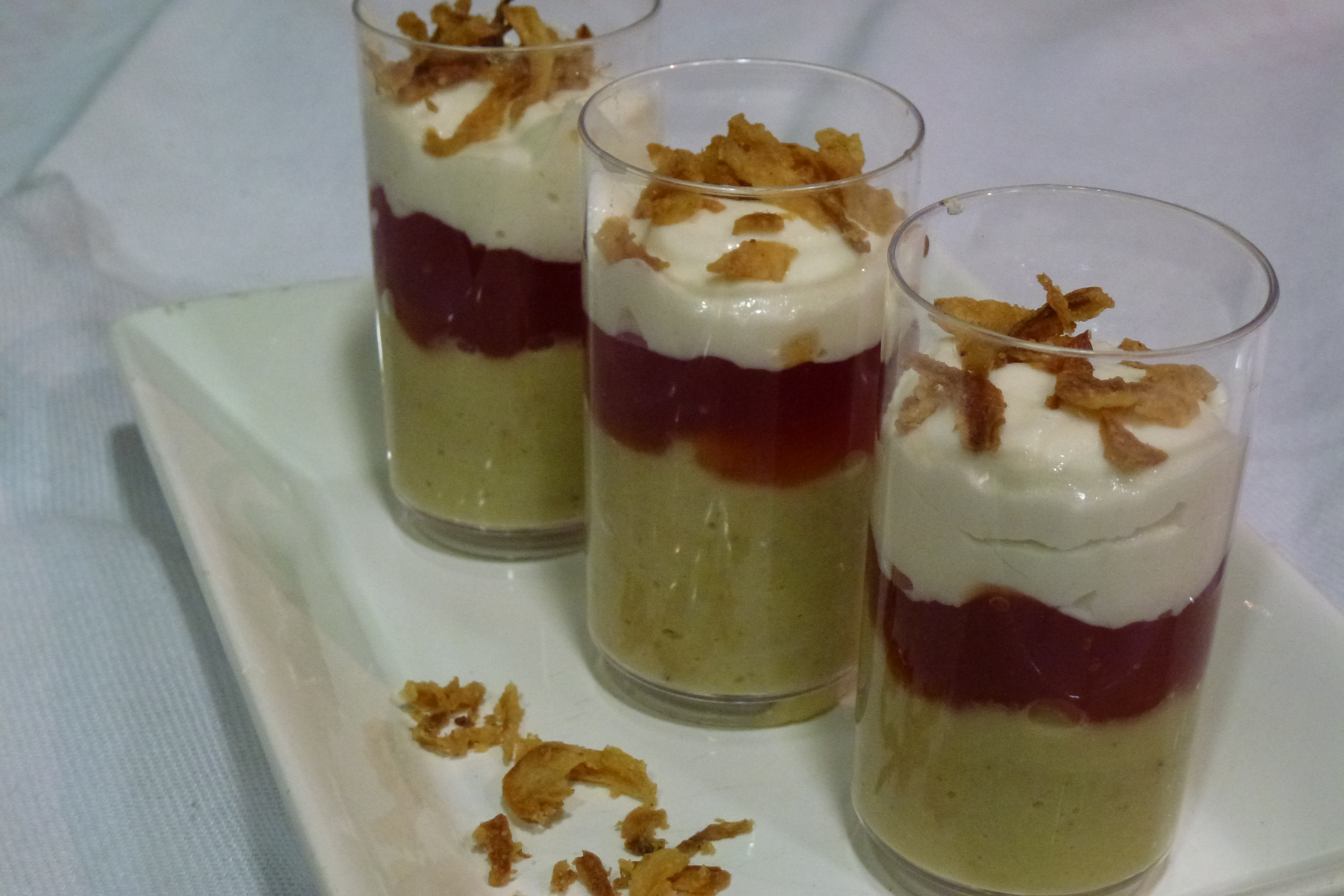 CHUPITOS DE BERENJENA, MERMELADA DE TOMATE Y CREMA DE QUESO