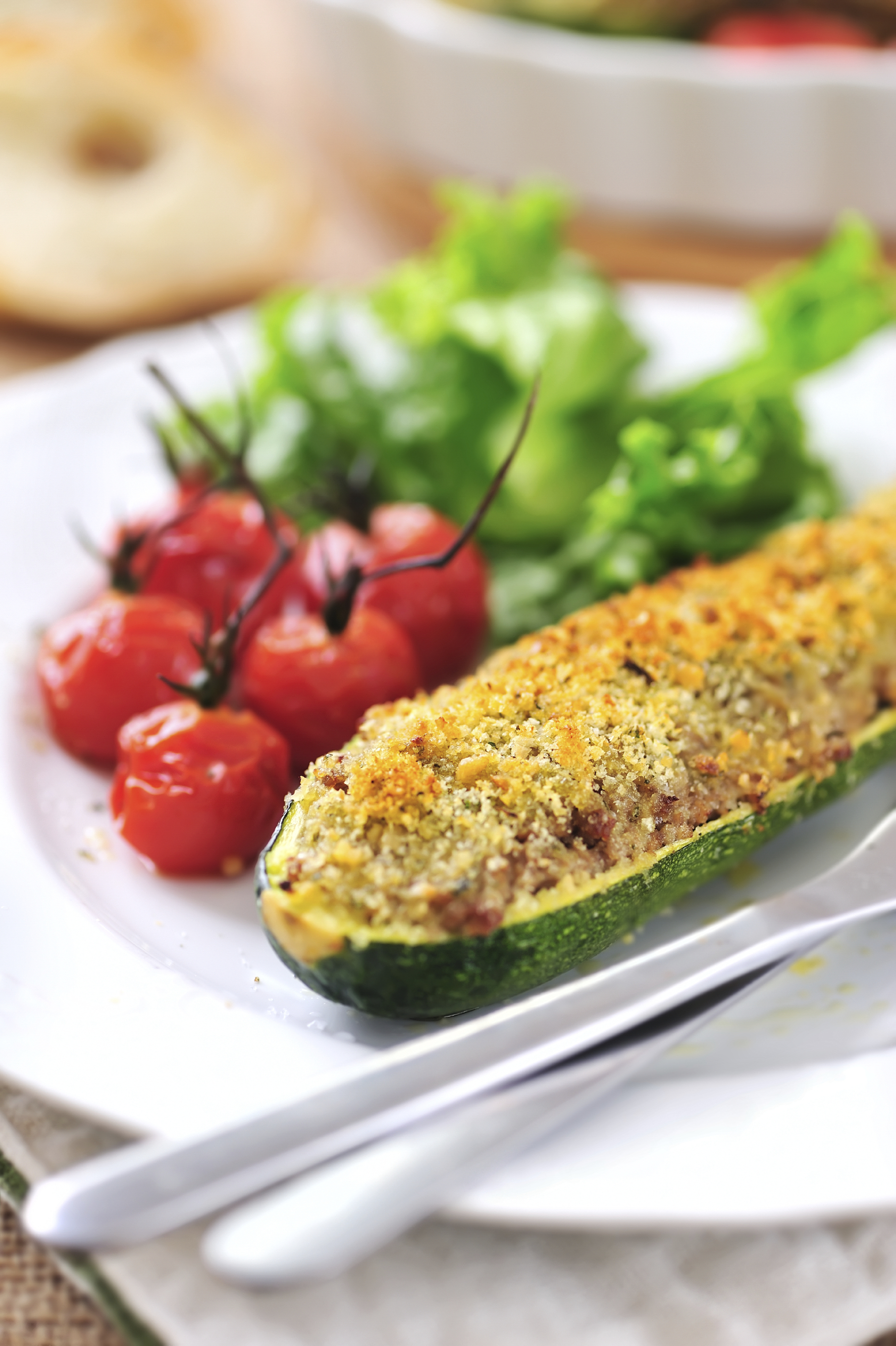 Calabacines rellenos con carne, verduras y aceitunas